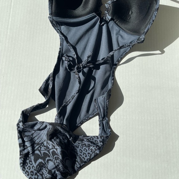 Elegant Black Patterned One-Piece Swimsuit - Picture 4 of 4